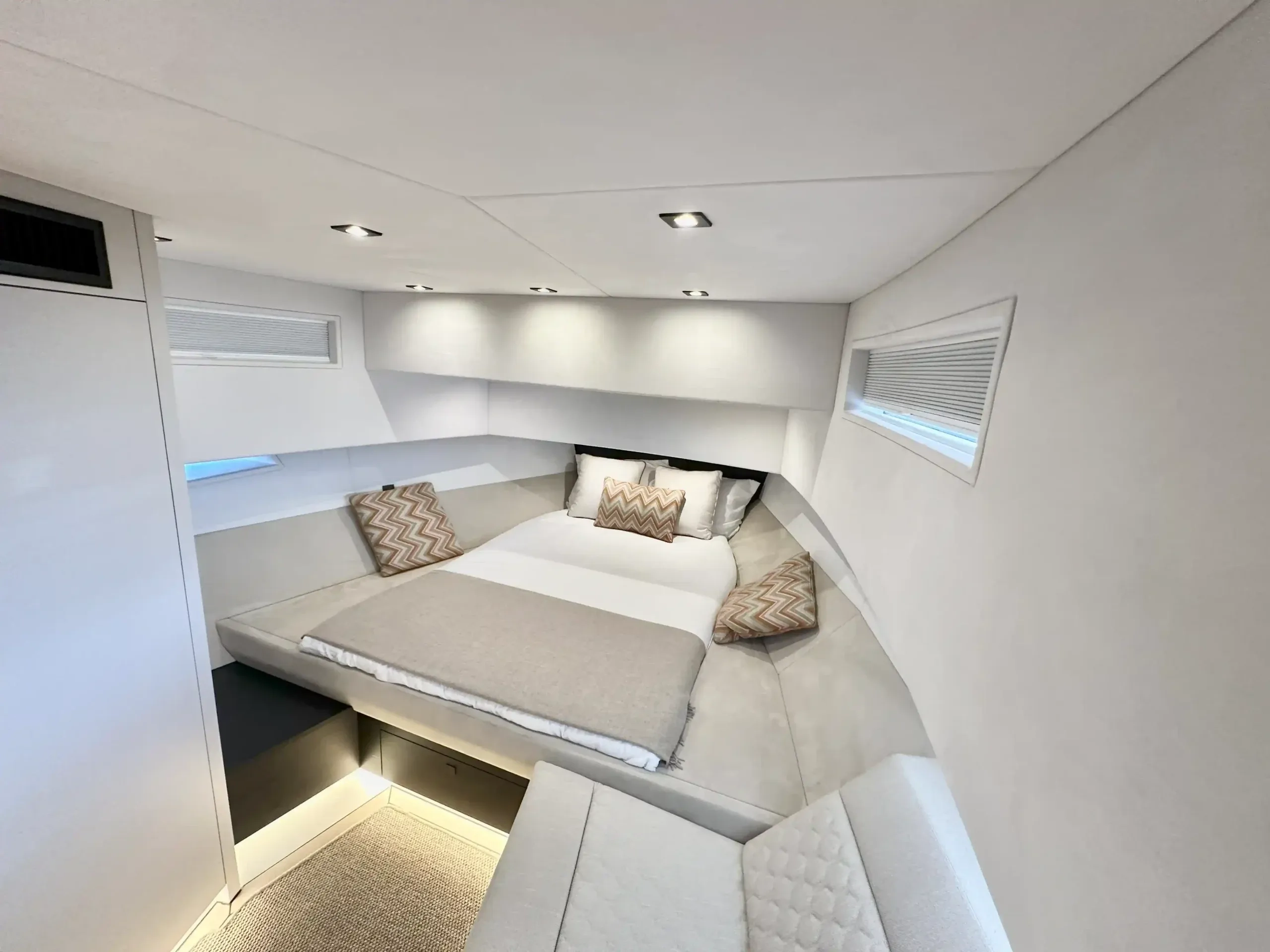 Vanquish 45 T-Top yacht charter, photo 4