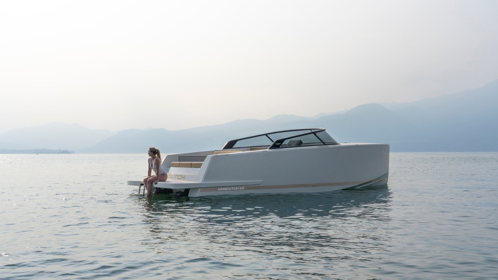 VANDUTCH 32 yacht charter, photo 4