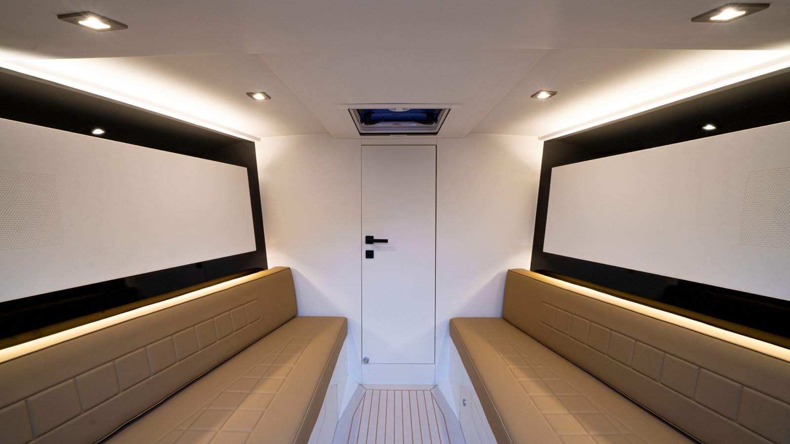 VANDUTCH 32 yacht charter, photo 5