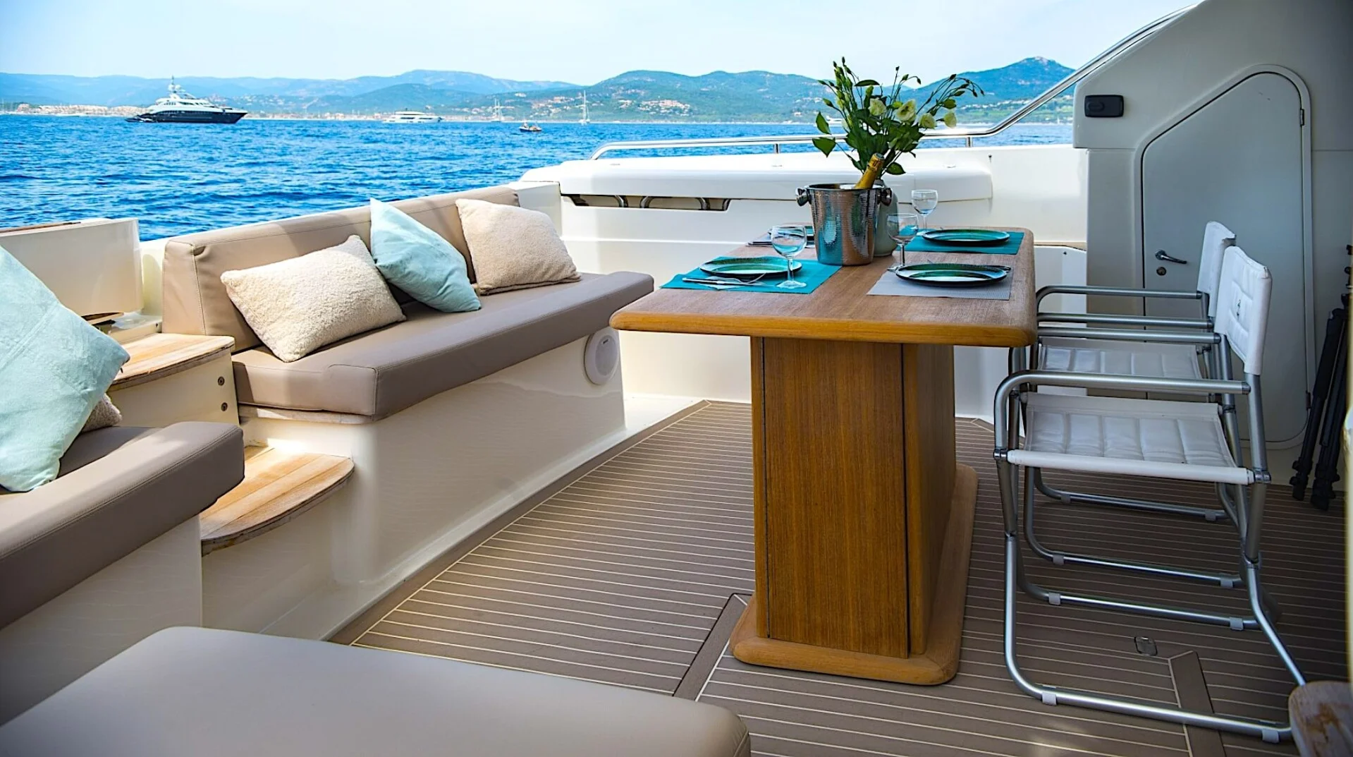 FERRETTI 620 yacht charter, photo 6