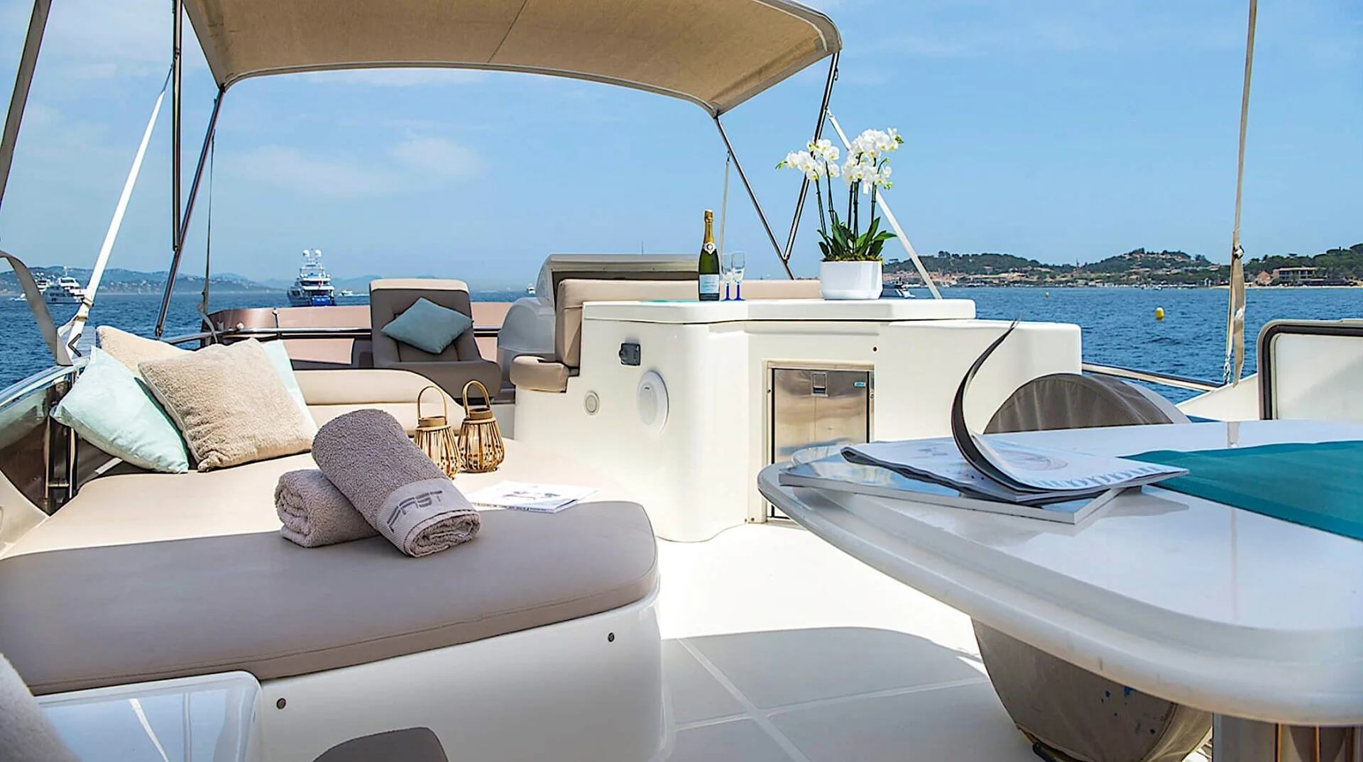 FERRETTI 620 yacht charter, photo 3