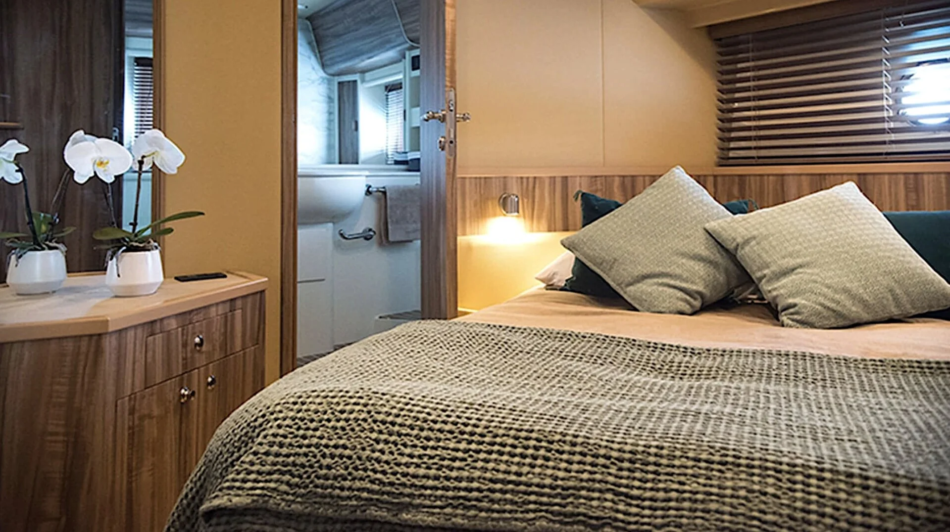 FERRETTI 620 yacht charter, photo 5