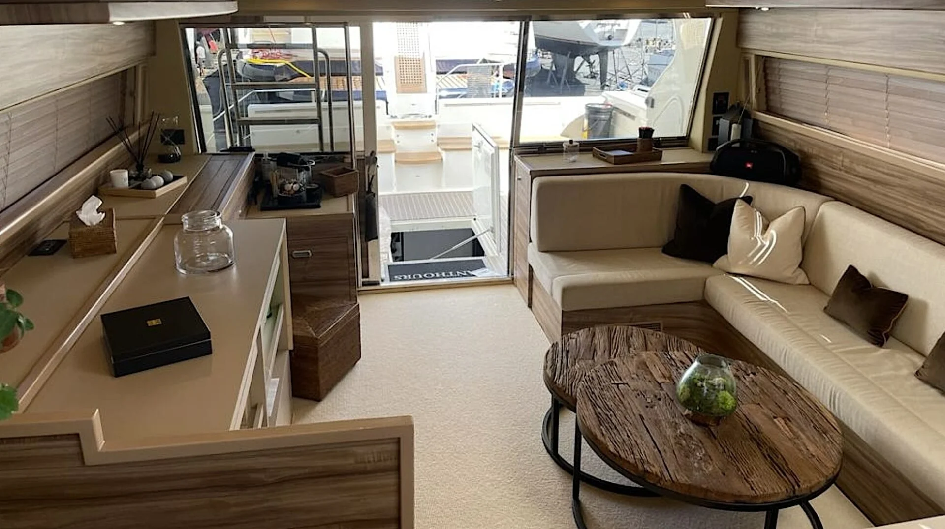 FERRETTI 620 yacht charter, photo 4