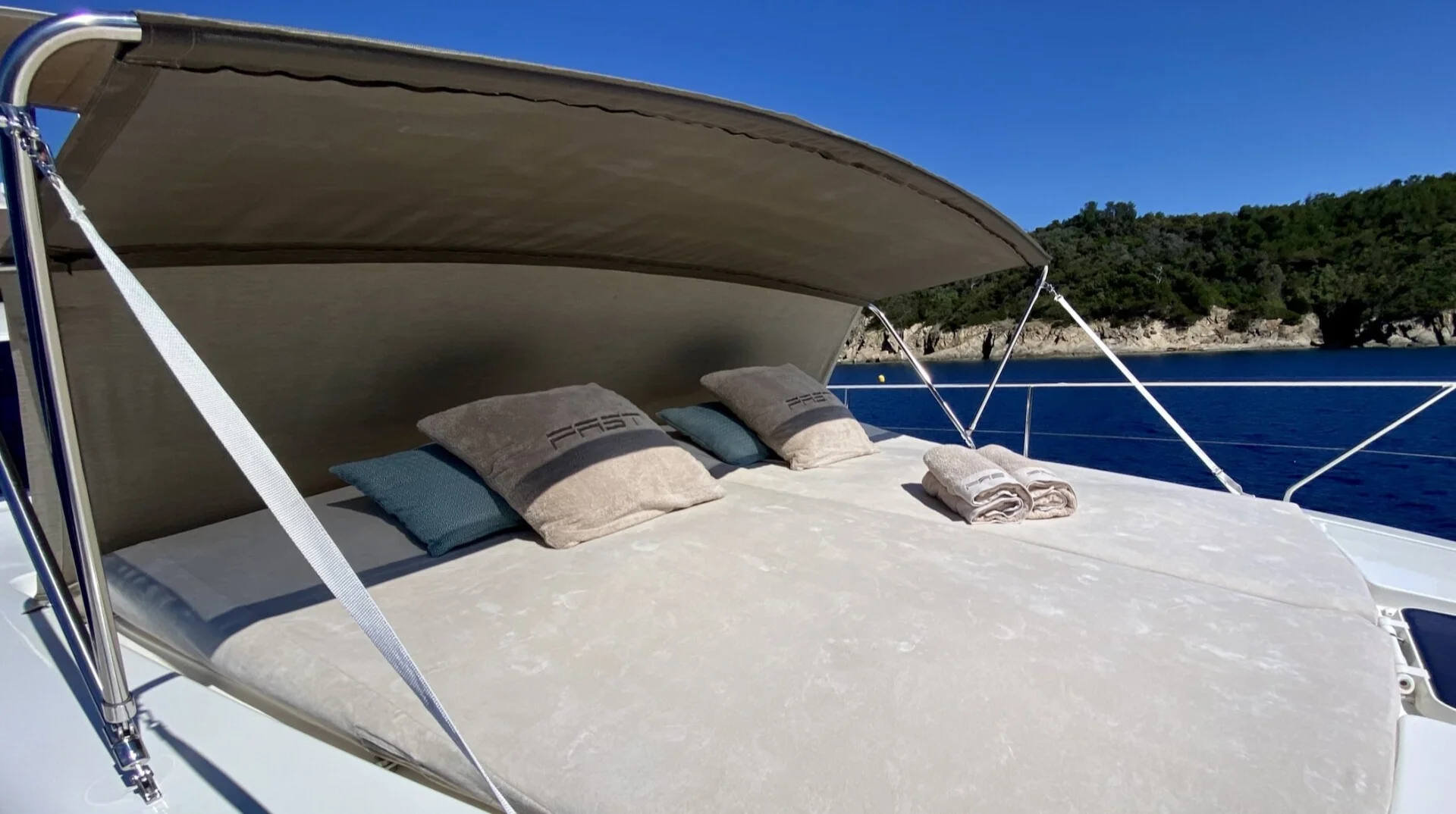 FERRETTI 620 yacht charter, photo 8