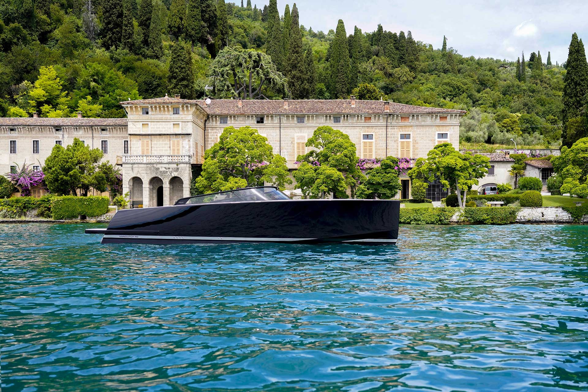 VANDUTCH 40 yacht charter, photo 5