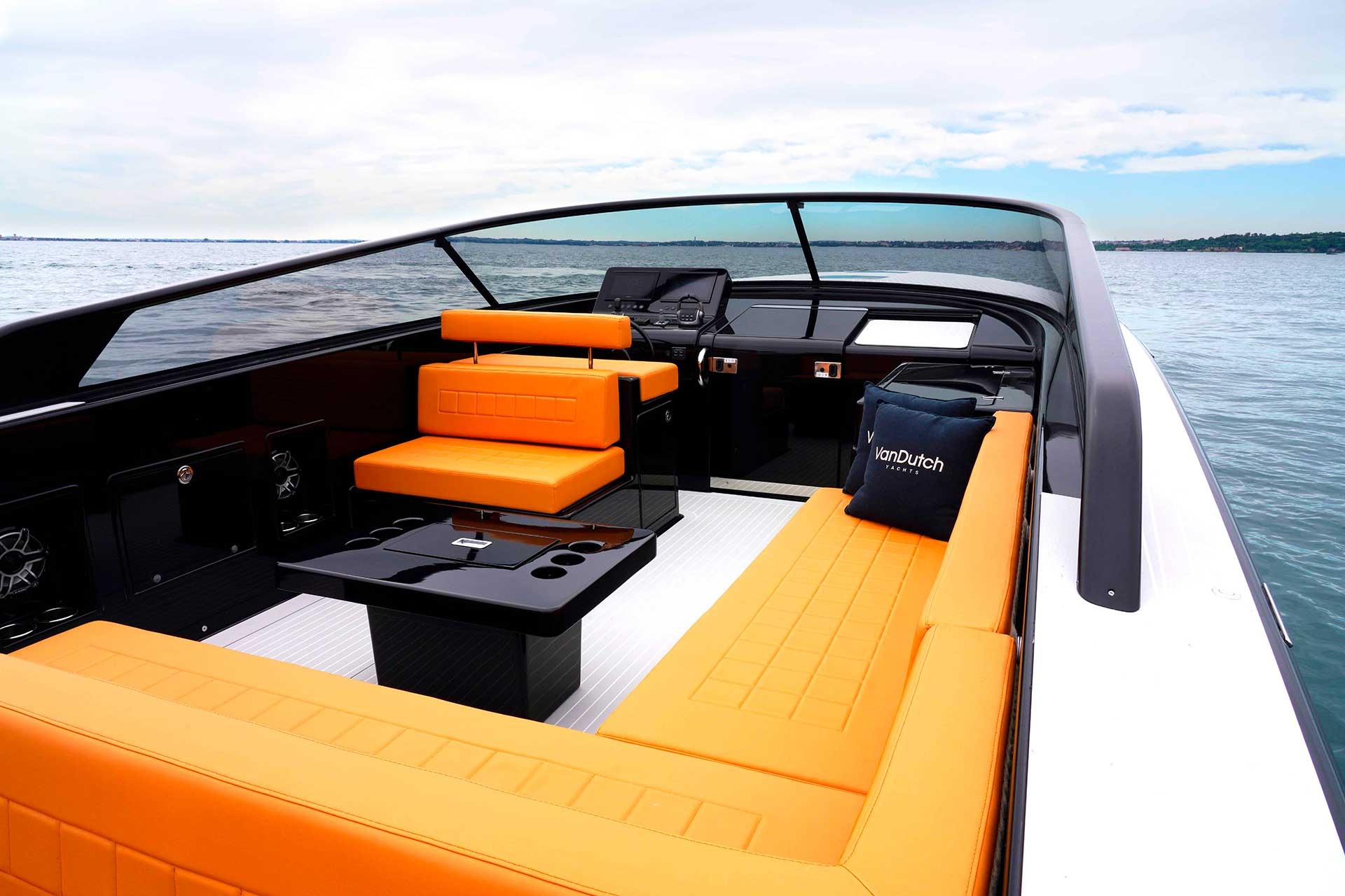 VANDUTCH 40 yacht charter, photo 3