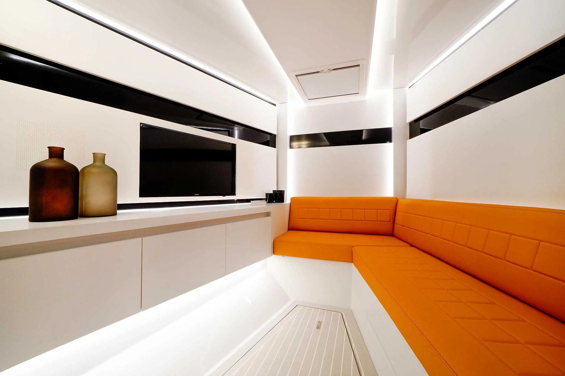 VANDUTCH 40 yacht charter, photo 4