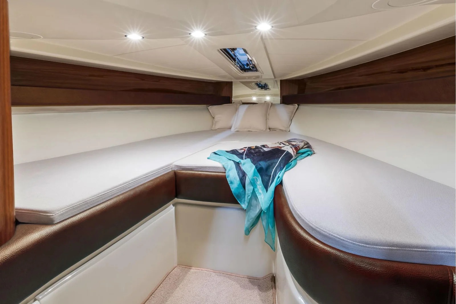 Aquariva 33 yacht charter, photo 4