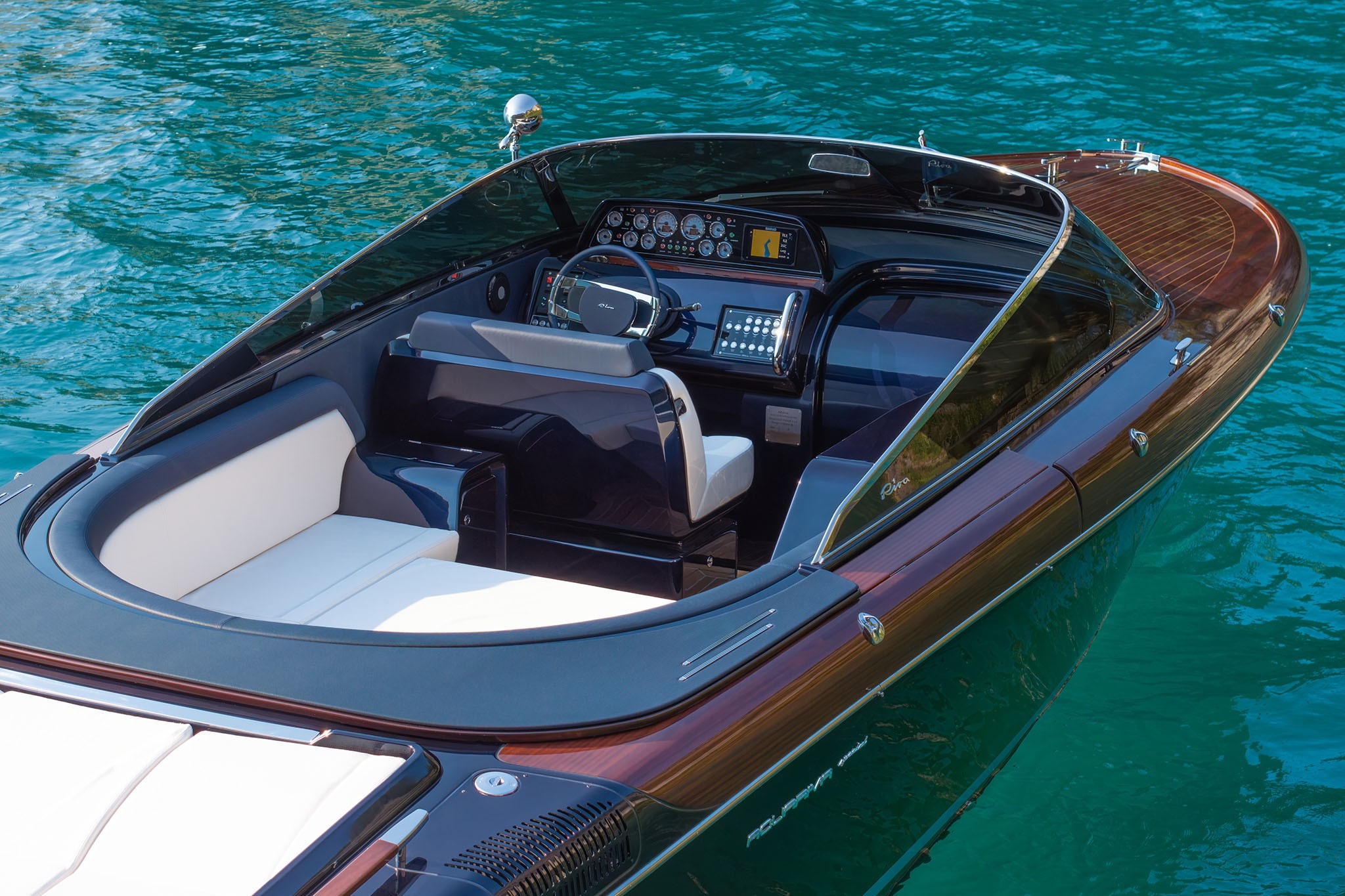 Aquariva 33 yacht charter, photo 3