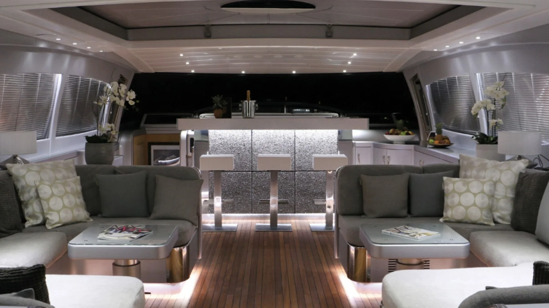 MANGUSTA 108 yacht charter, photo 4