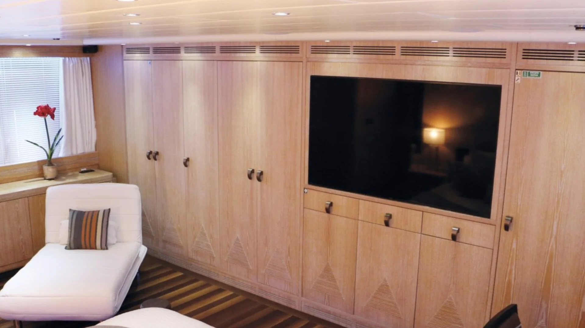 MANGUSTA 108 yacht charter, photo 5