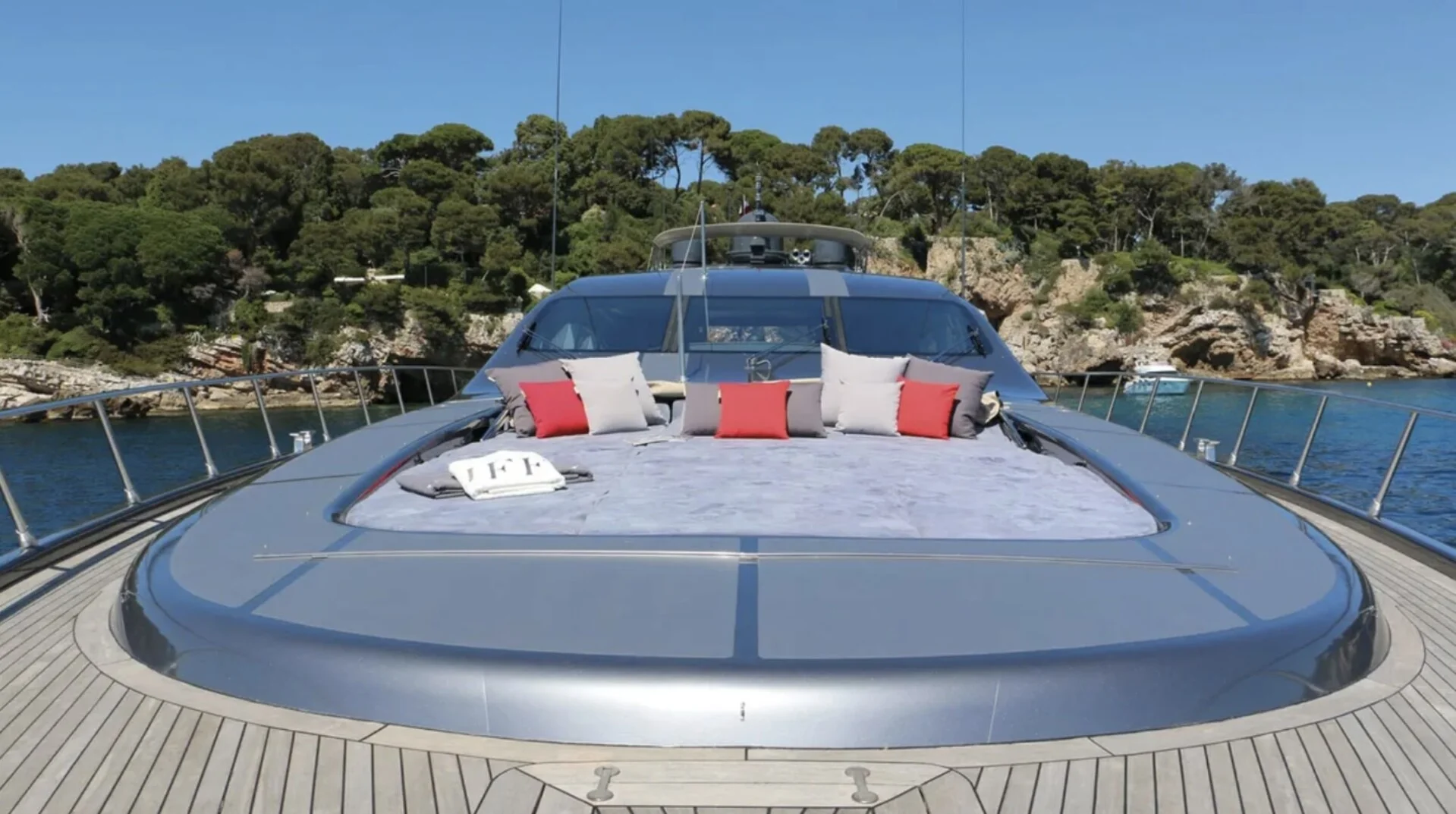 MANGUSTA 108 yacht detail