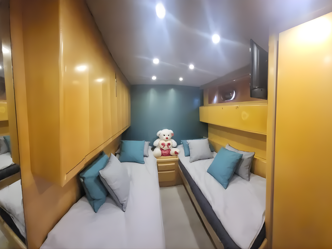 Léopard 23 sport yacht charter, photo 8