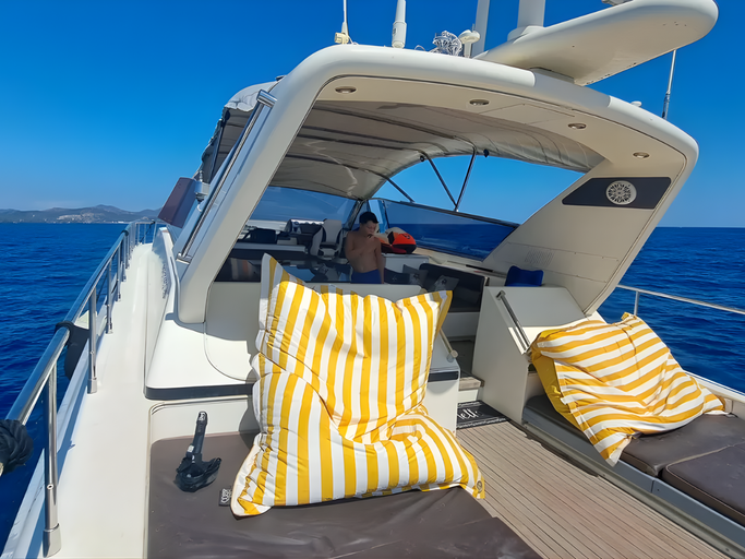Léopard 23 sport yacht charter, photo 3