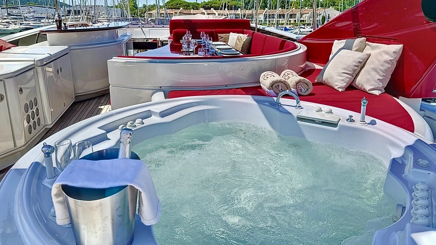 GUY COUACH 30 yacht charter, photo 3