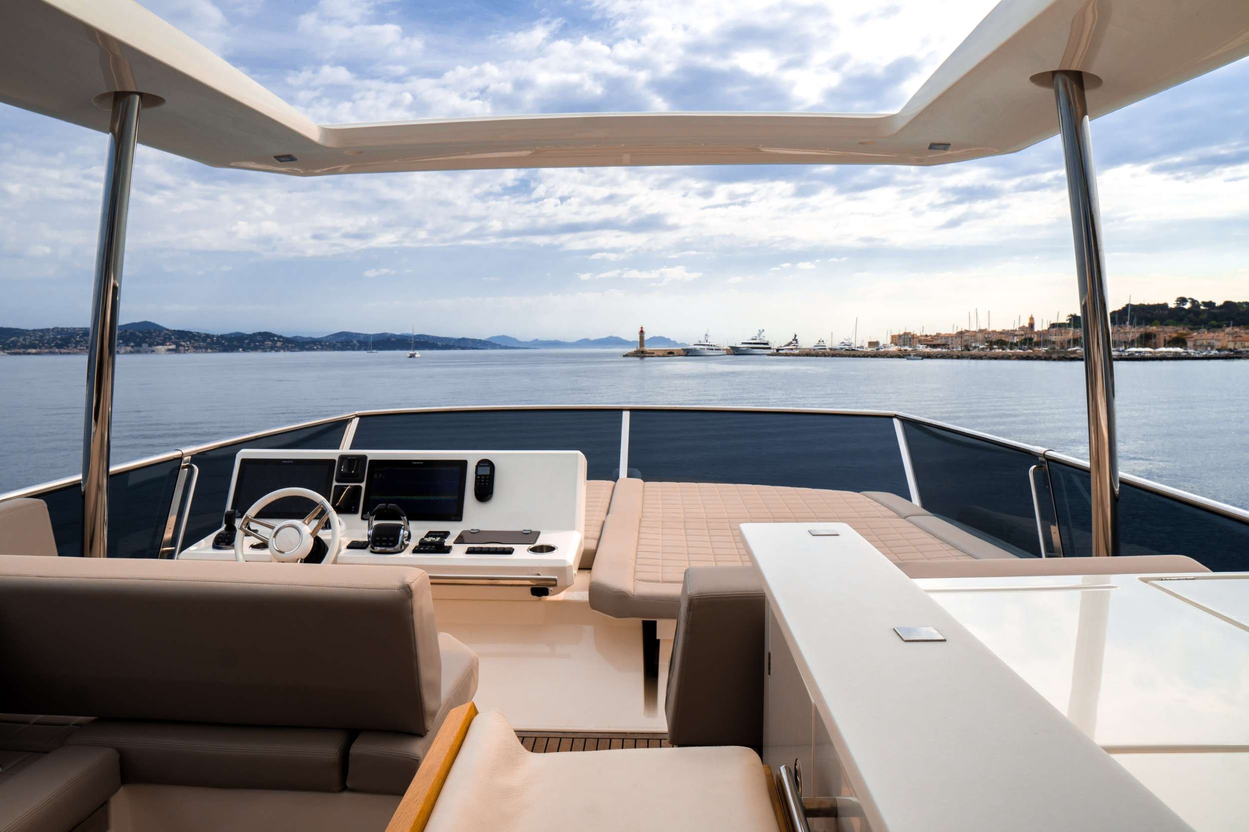 PRESTIGE 680 yacht charter, photo 2