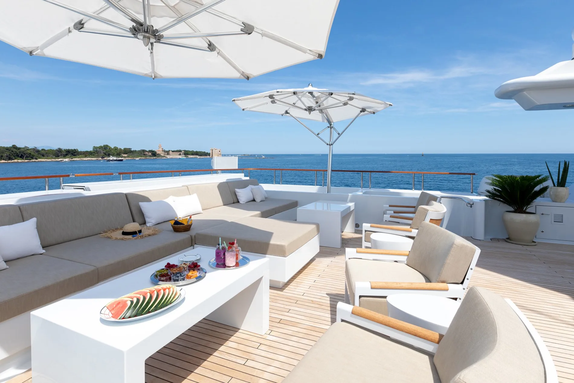 TREEHOUSE yacht charter, photo 7