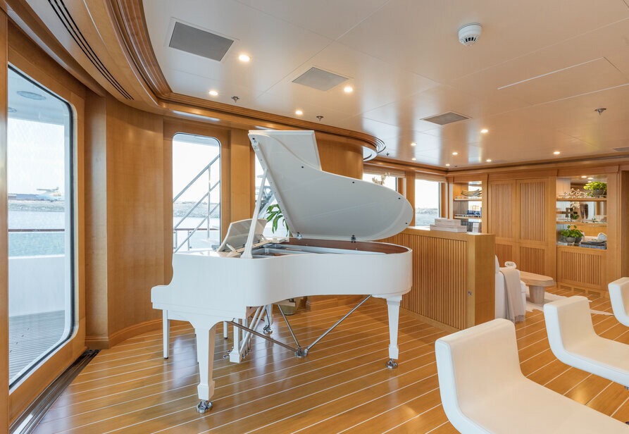 TREEHOUSE yacht charter, photo 4