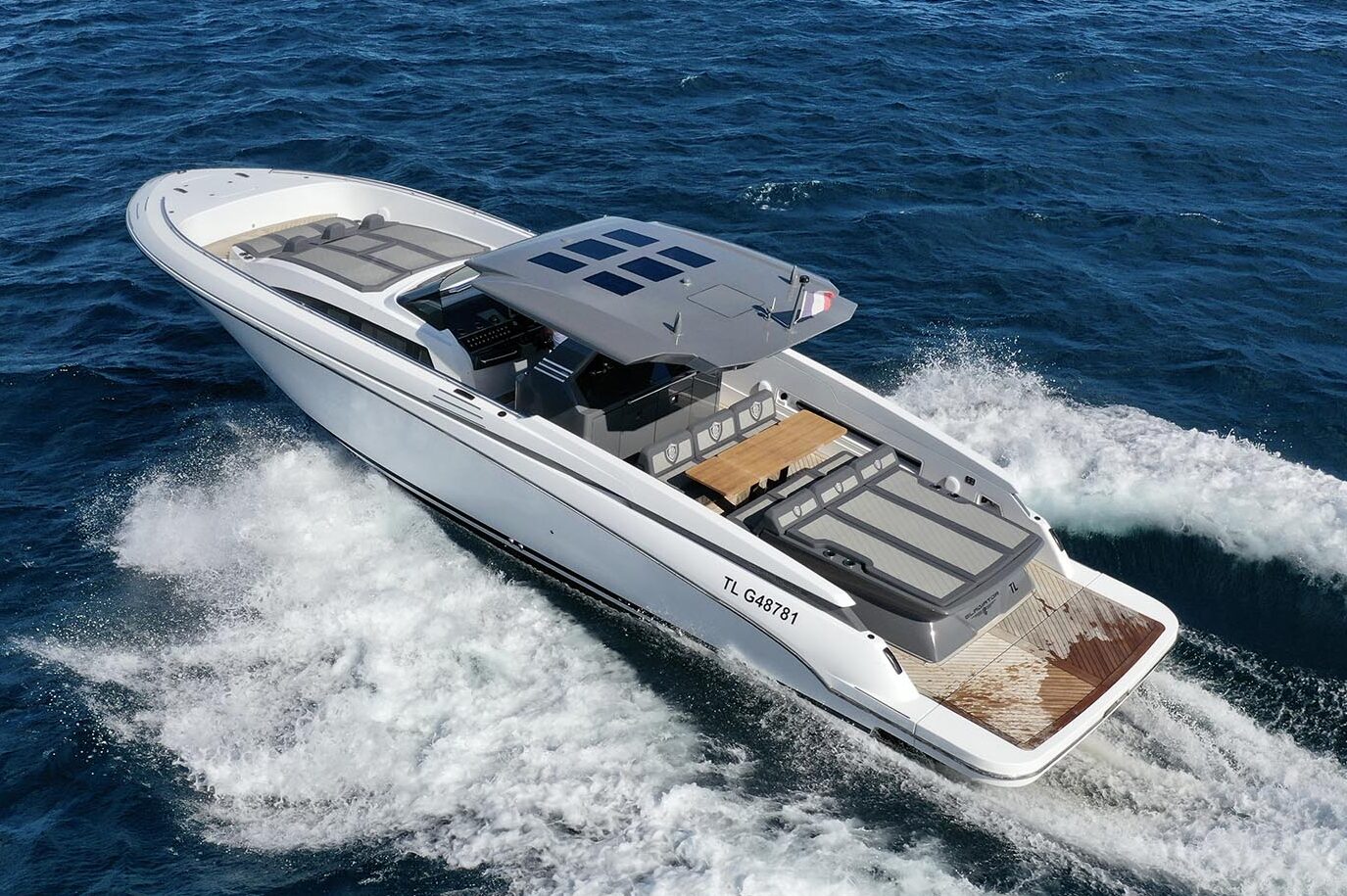 GLADIATOR 493 yacht charter, photo 2