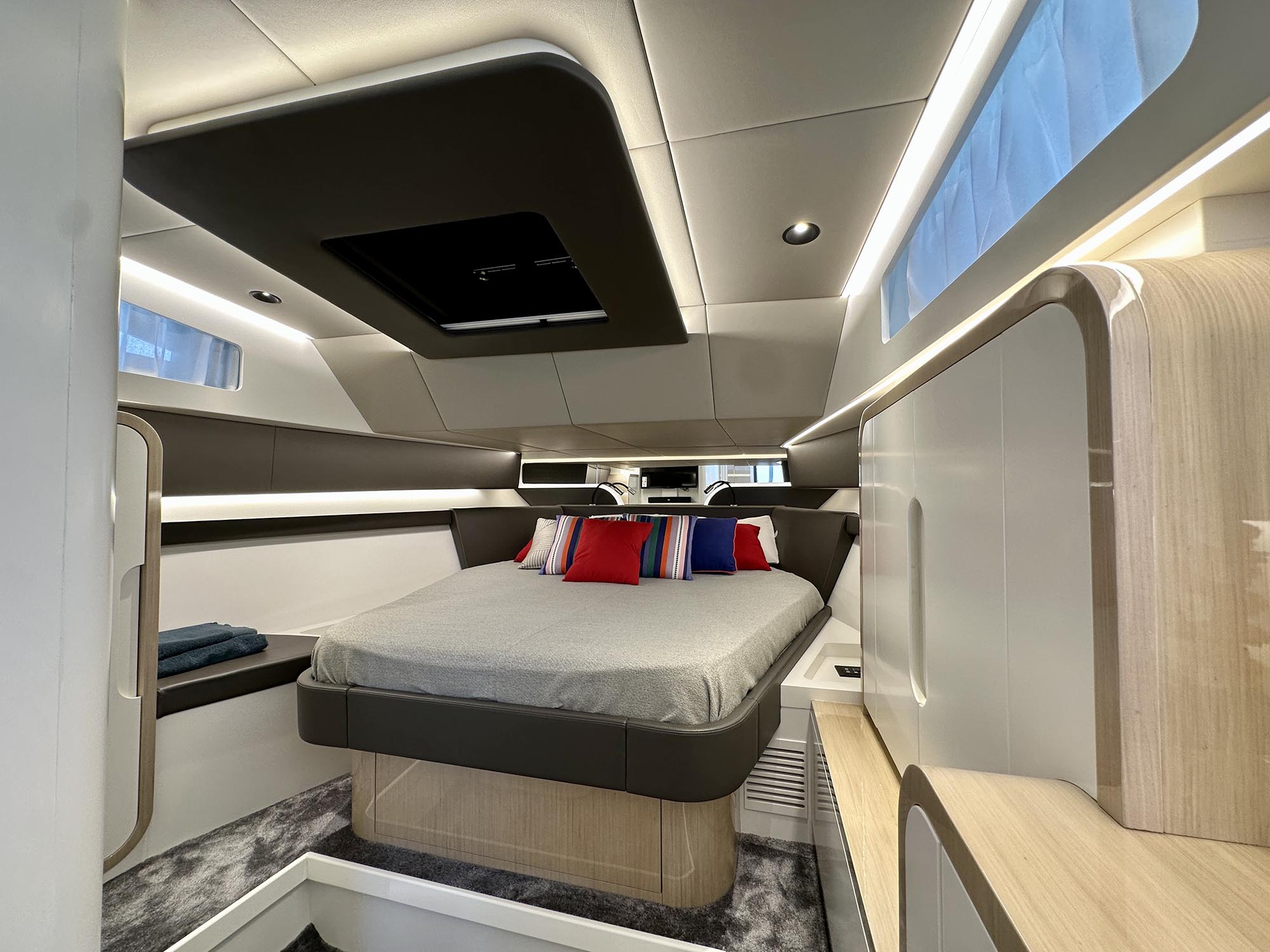 GLADIATOR 493 yacht charter, photo 5