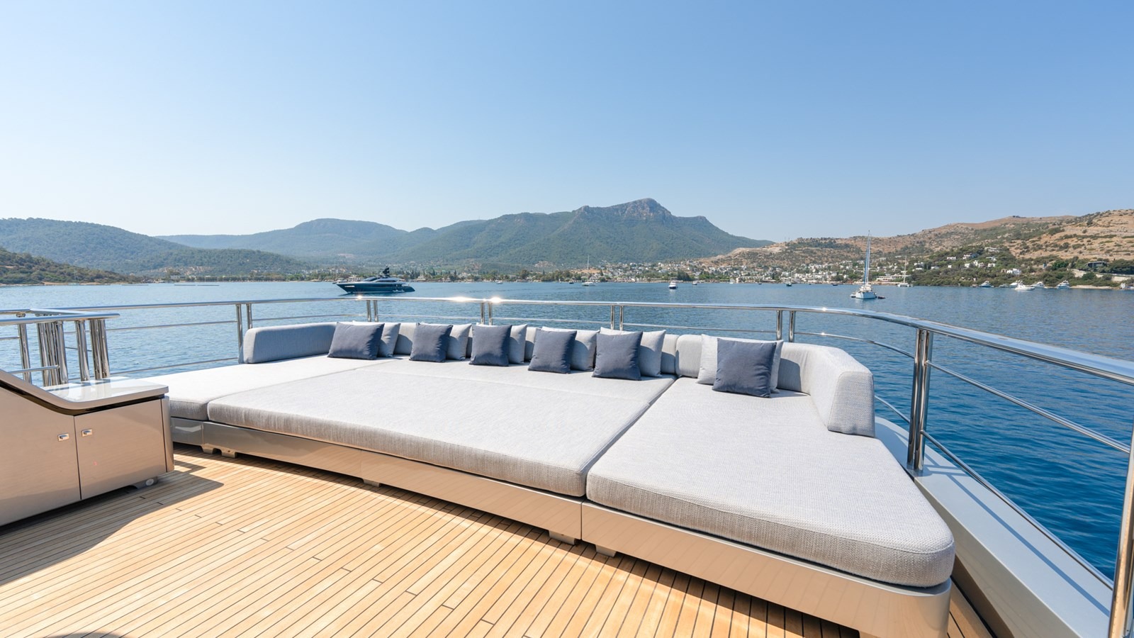 PROVOCATEUR yacht charter, photo 3