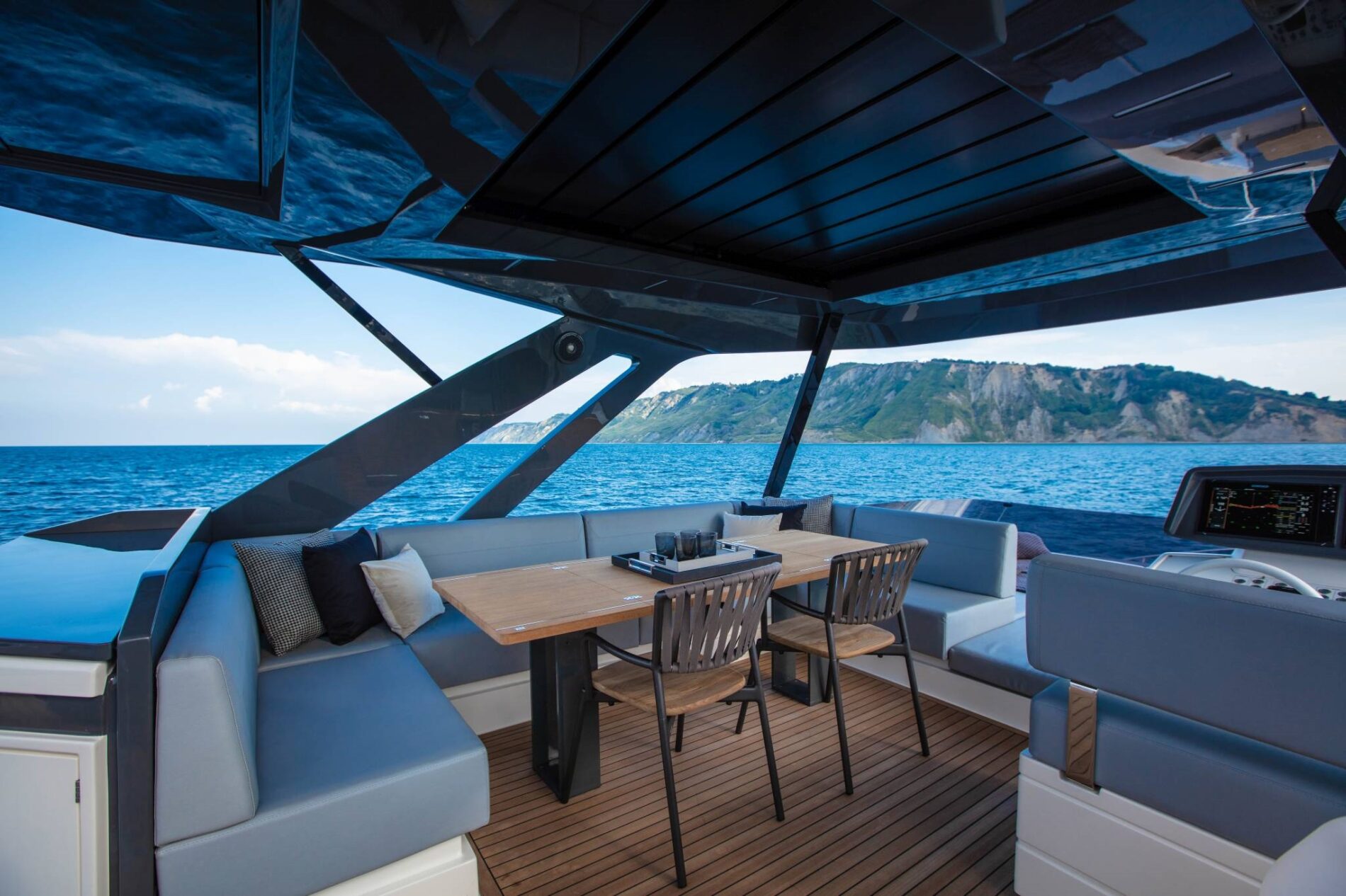 FERRETTI 720 yacht charter, photo 3