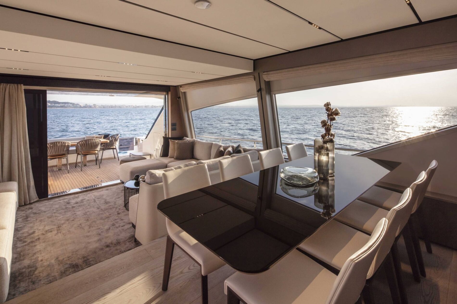 FERRETTI 720 yacht charter, photo 4