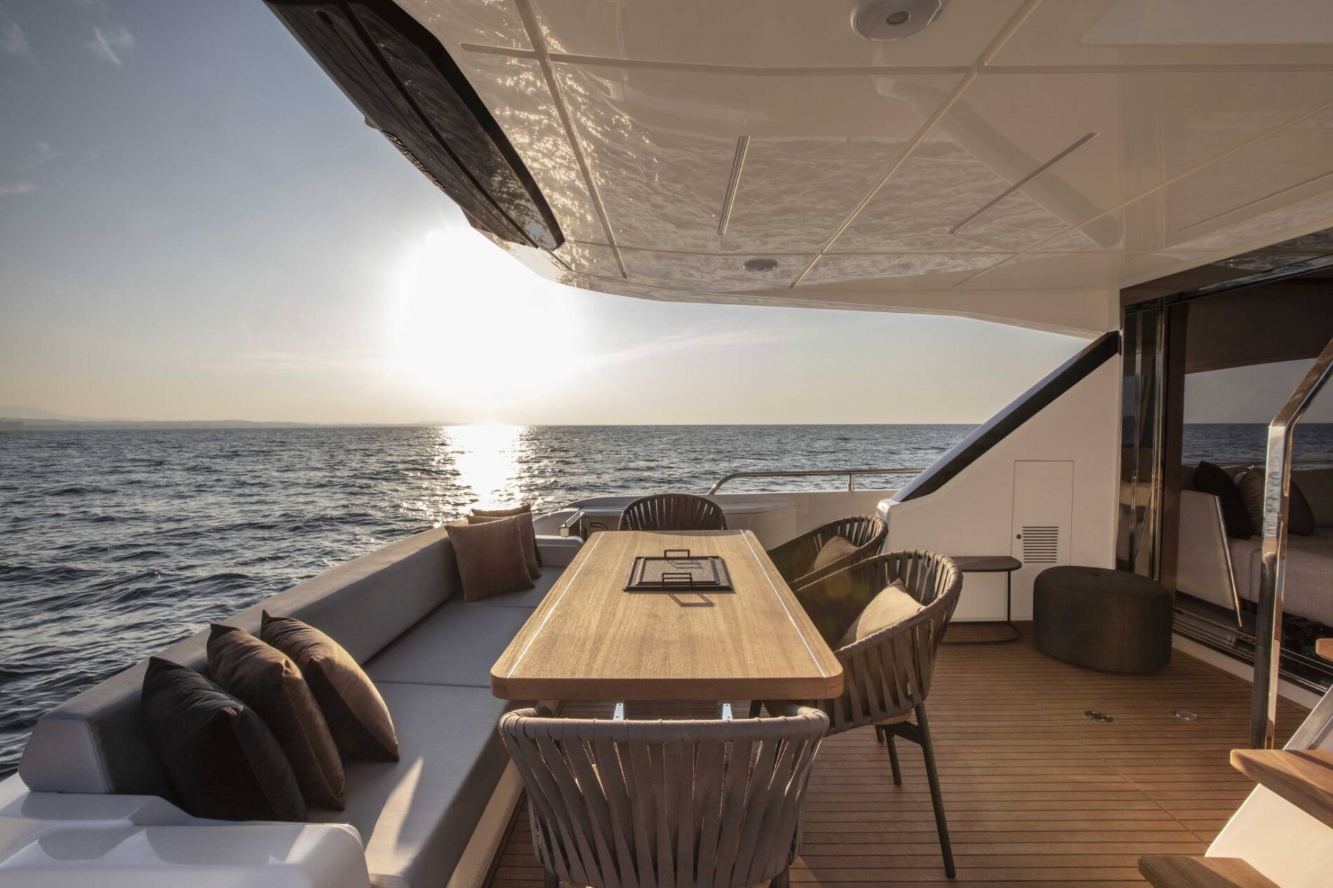 FERRETTI 720 yacht charter, photo 6