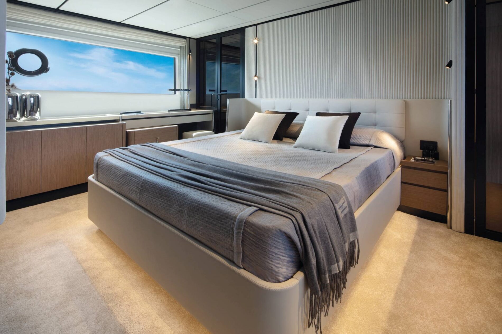 FERRETTI 720 yacht charter, photo 5
