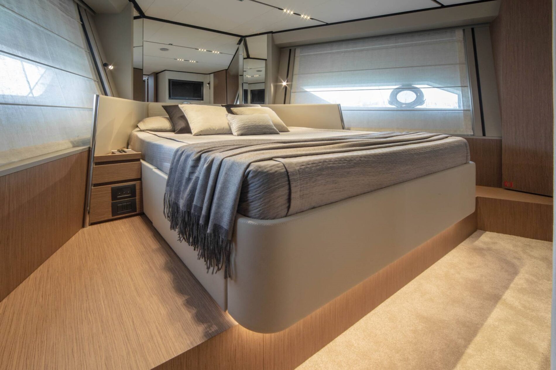 FERRETTI 720 yacht charter, photo 8