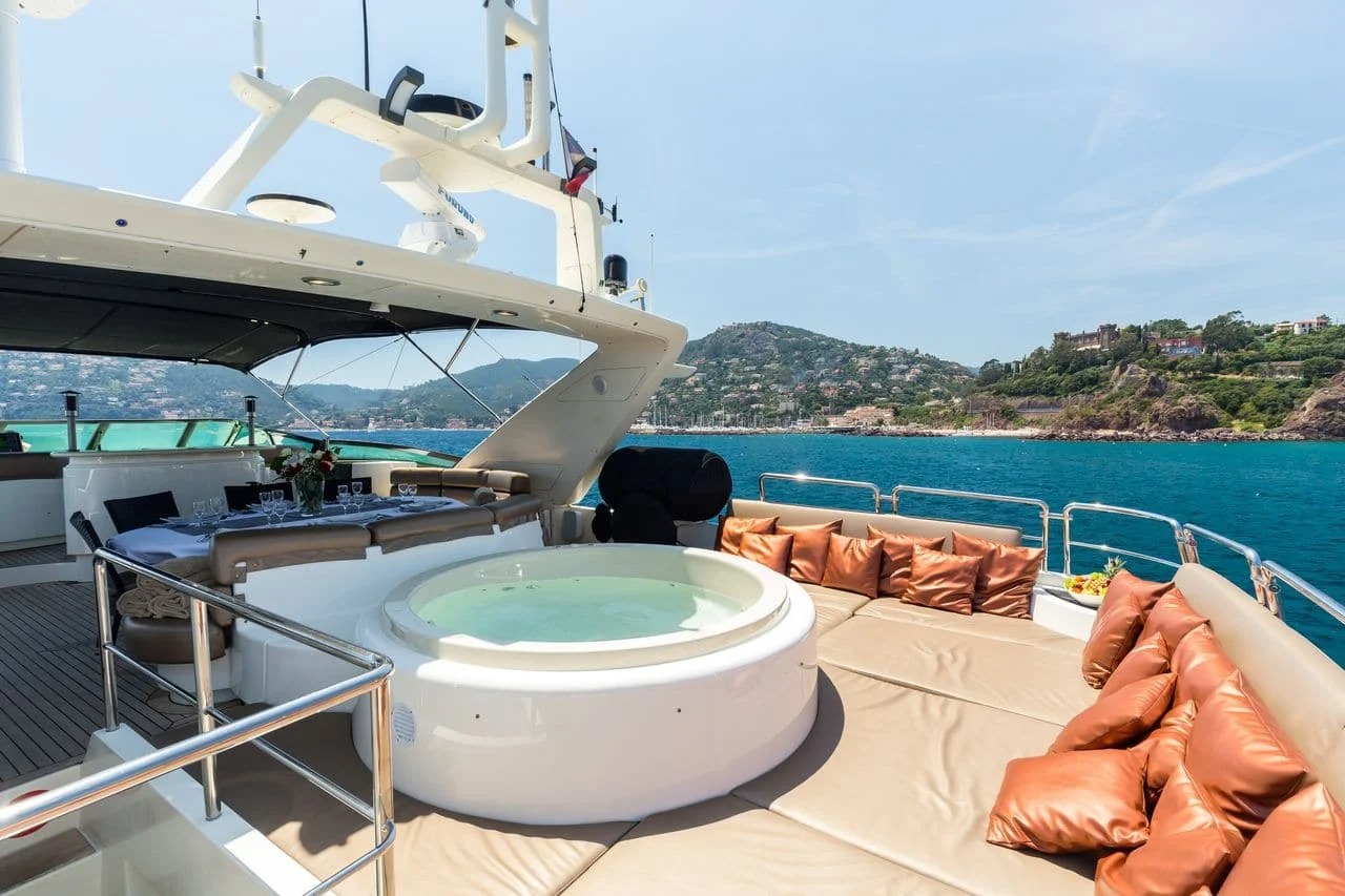 Azimut 100 Jumbo yacht charter, photo 3