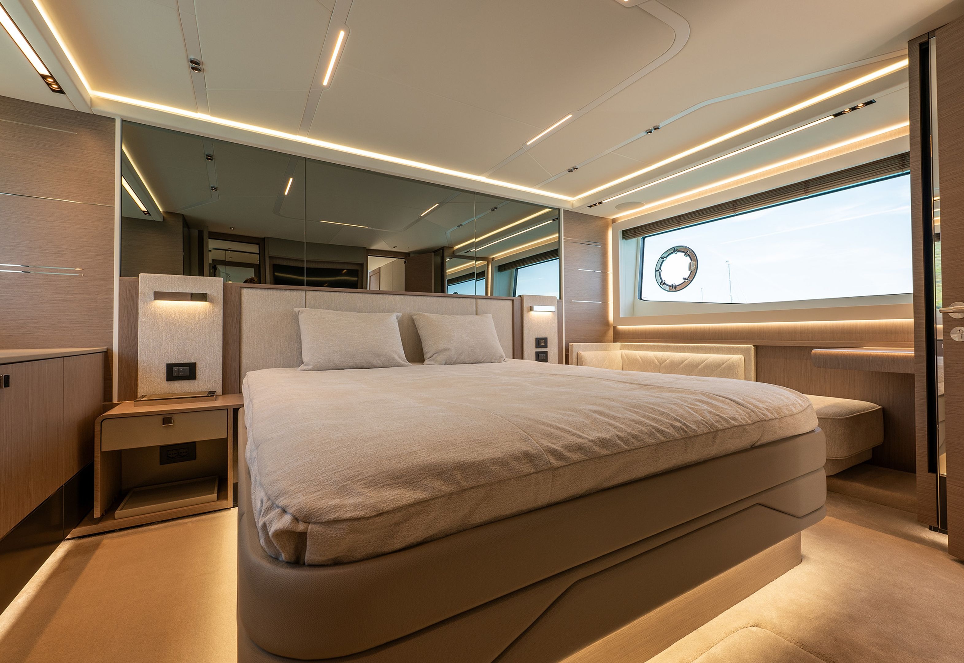 Sunseeker Predator 65 yacht charter, photo 5