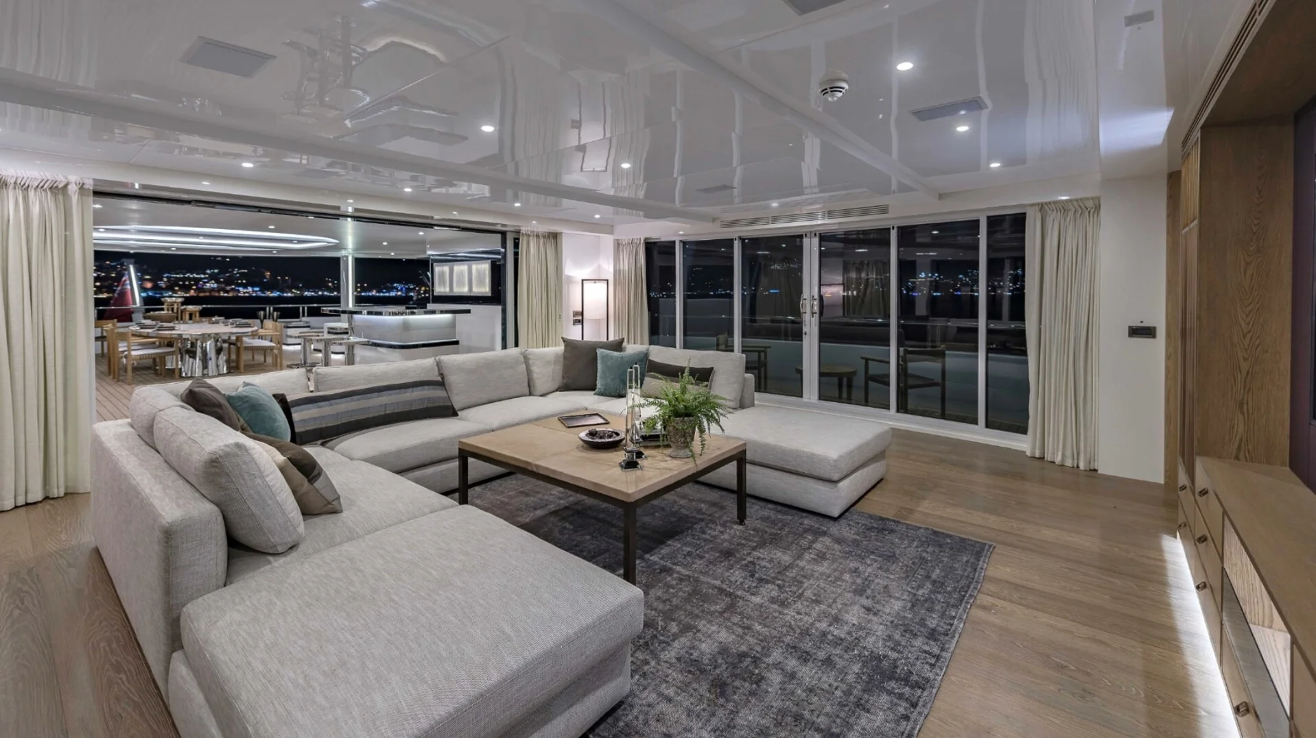 LIQUID SKY yacht charter, photo 7