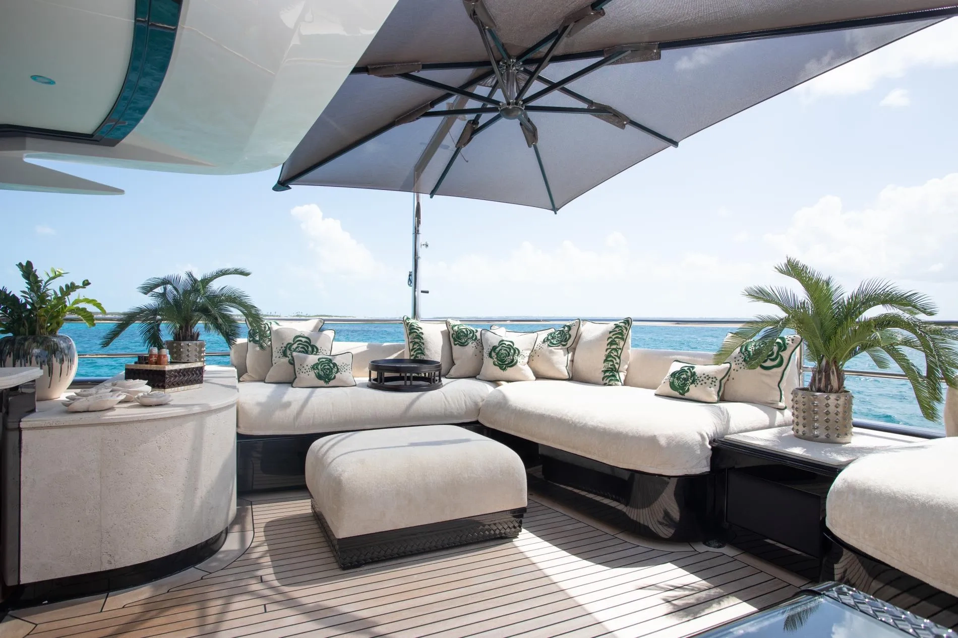 ILLUSION V yacht charter, photo 3