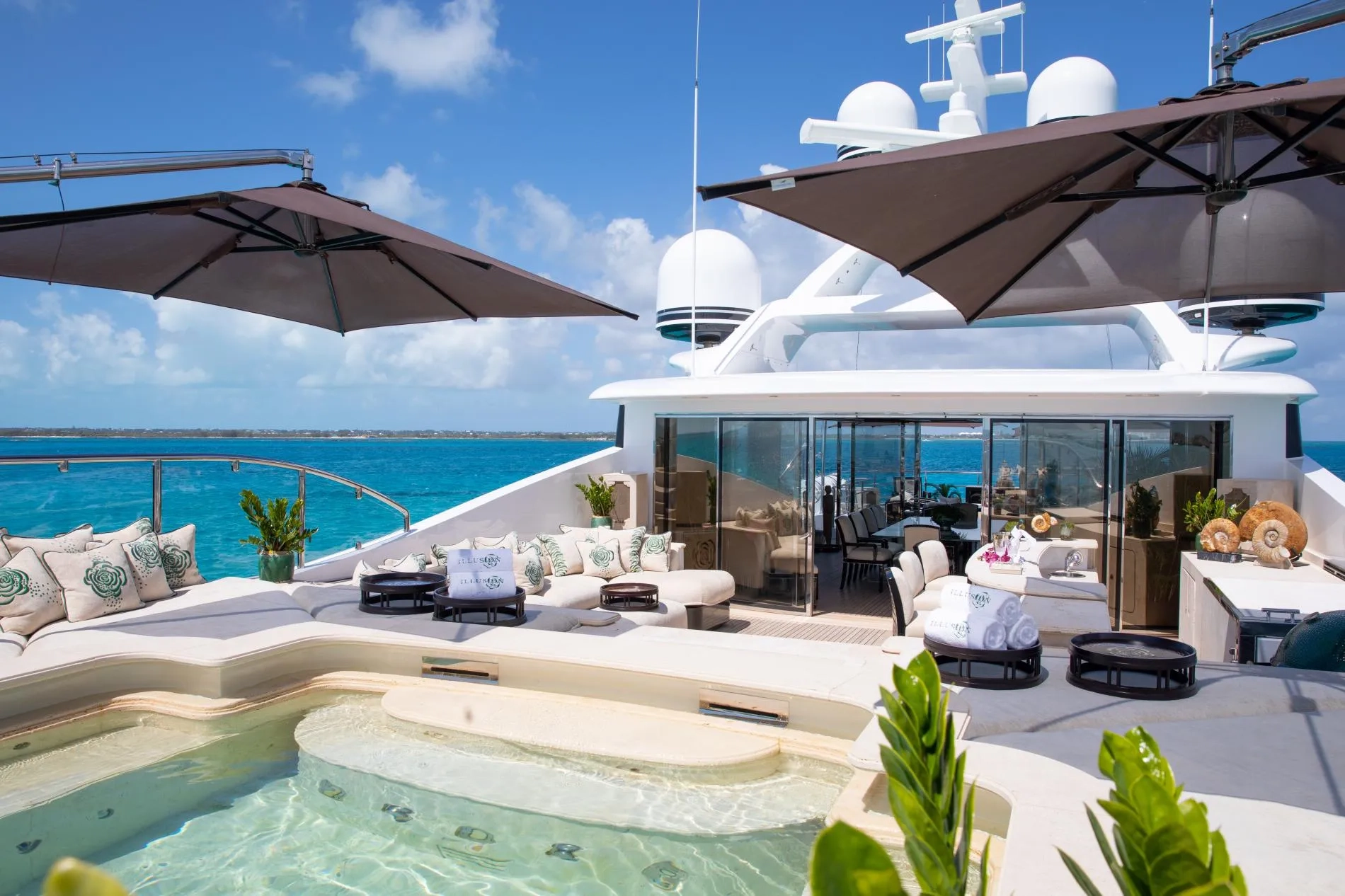 ILLUSION V yacht charter, photo 5