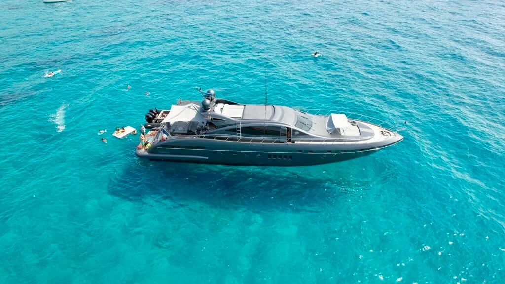 MANGUSTA 92  yacht charter, photo 7