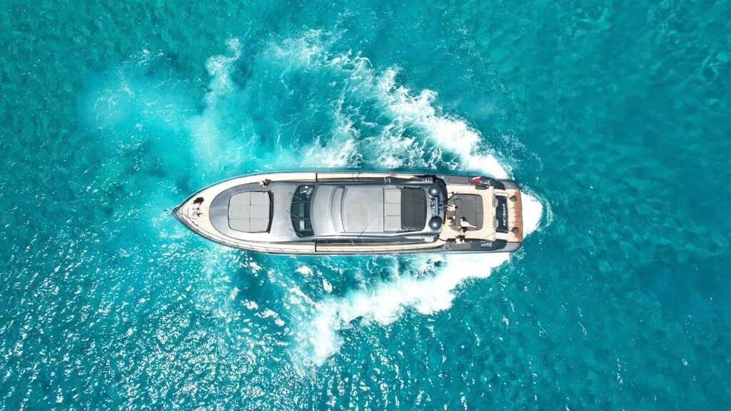 MANGUSTA 92  yacht charter, photo 2