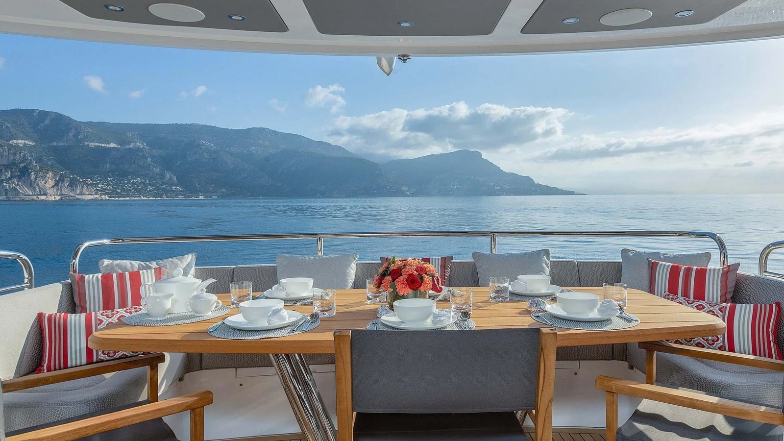 Sunseeker 86 yacht charter, photo 5