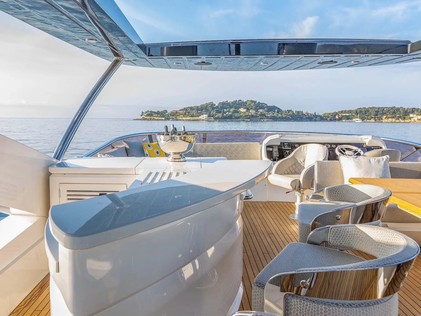Sunseeker 86 yacht charter, photo 6