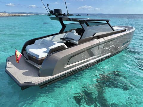Vanquish 45 T-Top, déjeuner au mouillage ou en beach club