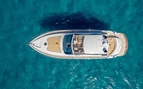 PERSHING 56, déjeuner au mouillage ou en beach club