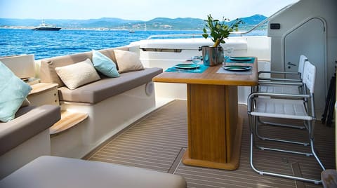 FERRETTI 620, embarquement à saint-tropez