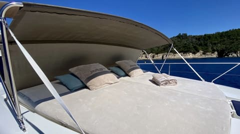 FERRETTI 620, déjeuner au mouillage ou en beach club