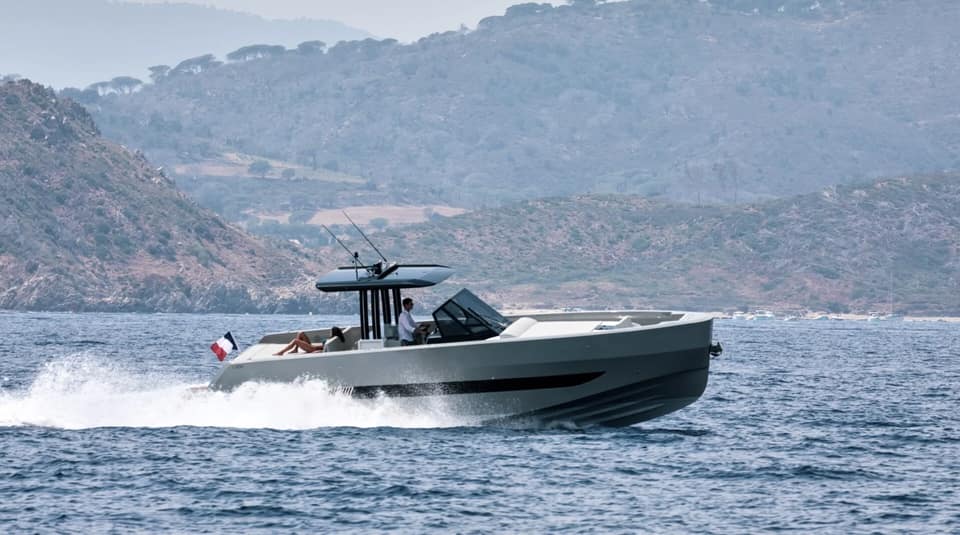 Visite vidéo du MED 42, location de yacht sur la Côte d'Azur