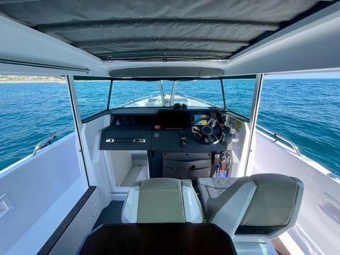 AXOPAR 37, déjeuner au mouillage ou en beach club