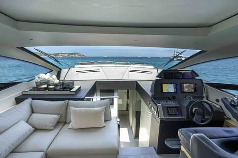 PERSHING 70, déjeuner au mouillage ou en beach club