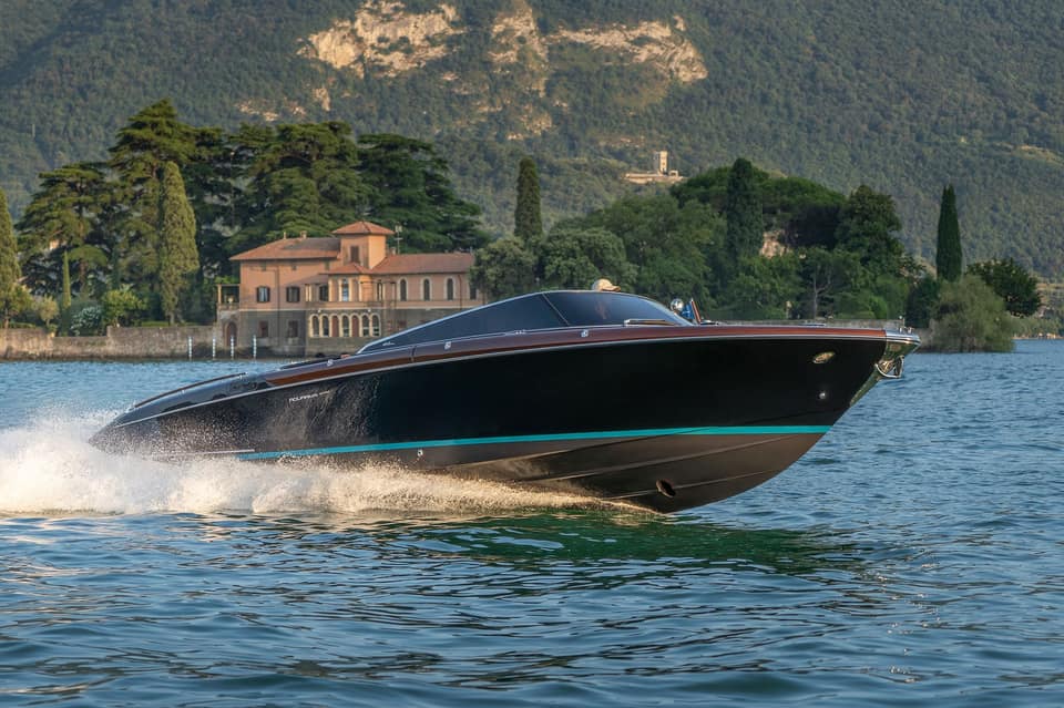Visite vidéo du Aquariva 33, location de yacht sur la Côte d'Azur