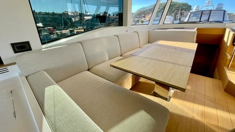 PARDO 60, déjeuner au mouillage ou en beach club