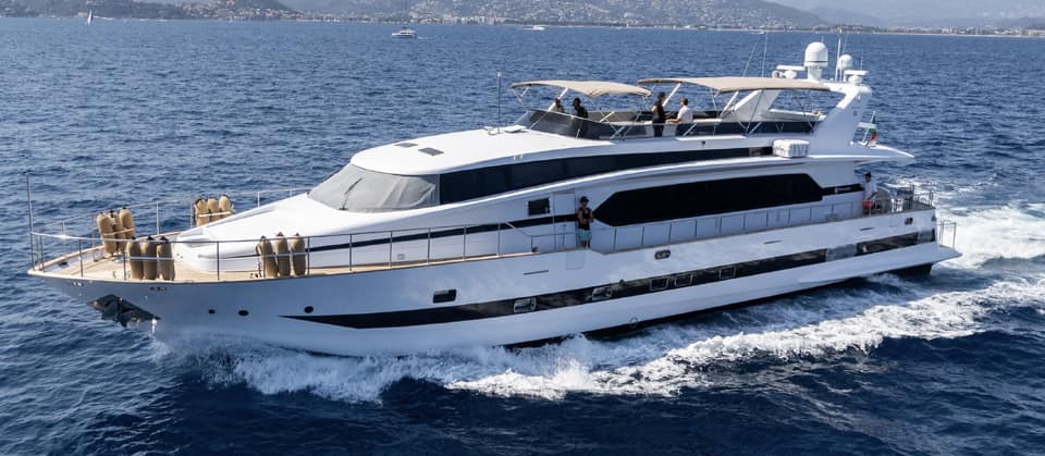 Visite vidéo du TECNOMARINE, location de yacht sur la Côte d'Azur