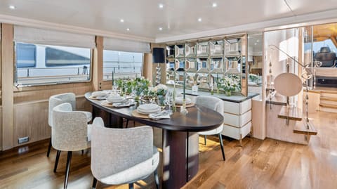 TECNOMARINE, dîner à bord ou à terre